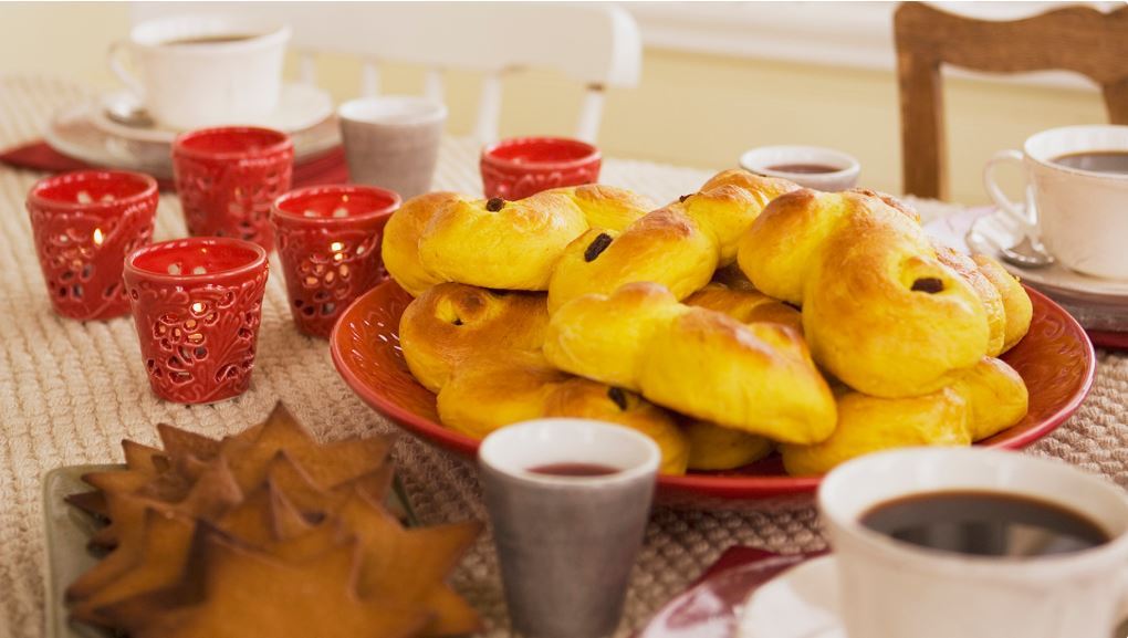 Luciafirande med bildvisning av Claes Grundsten och traditionsenligt Luciafika